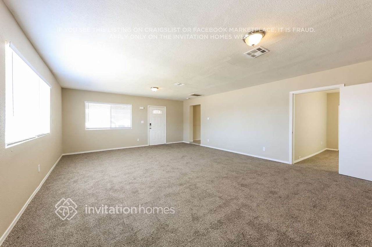 3132 W Surrey Ave - Photo 4 of 17