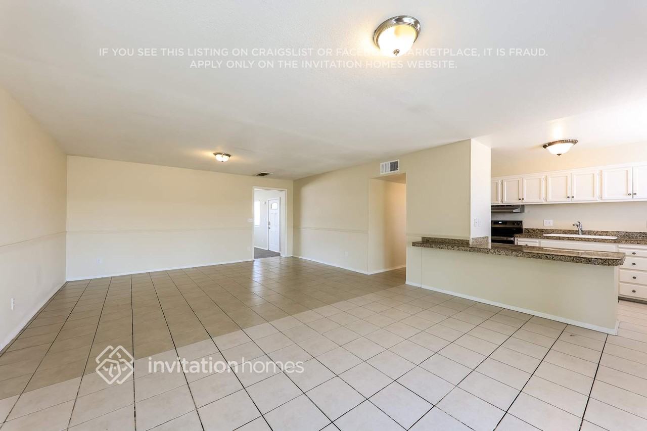 3132 W Surrey Ave - Photo 5 of 17