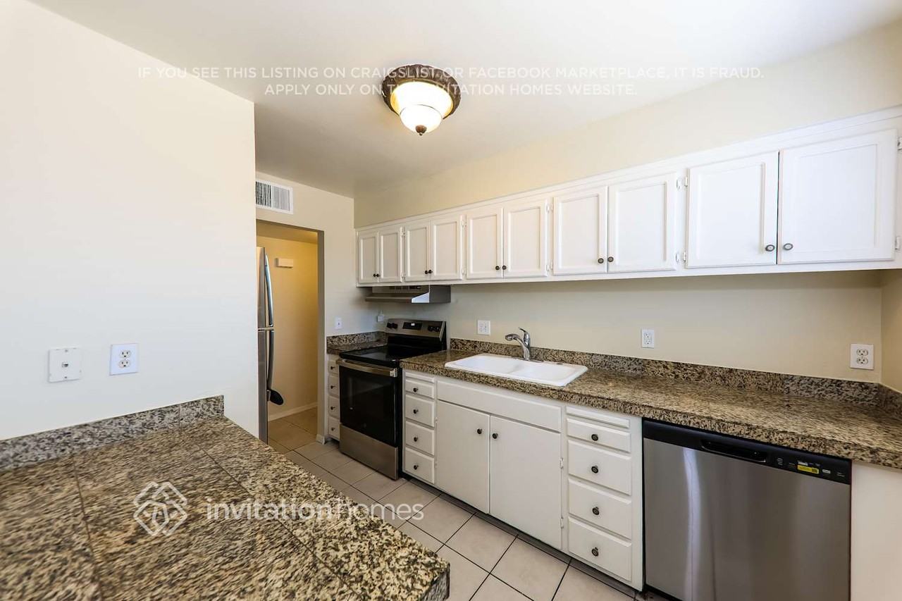 3132 W Surrey Ave - Photo 6 of 17