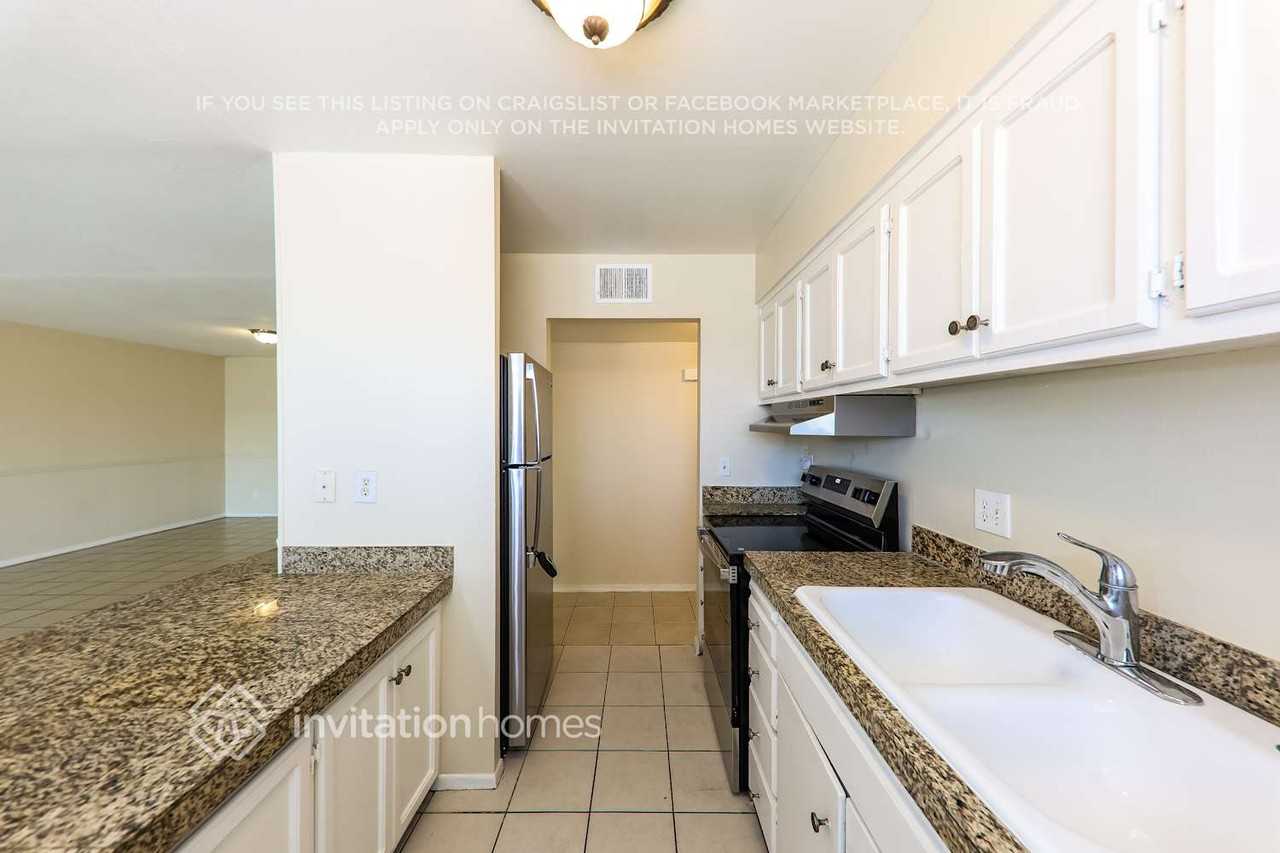 3132 W Surrey Ave - Photo 7 of 17