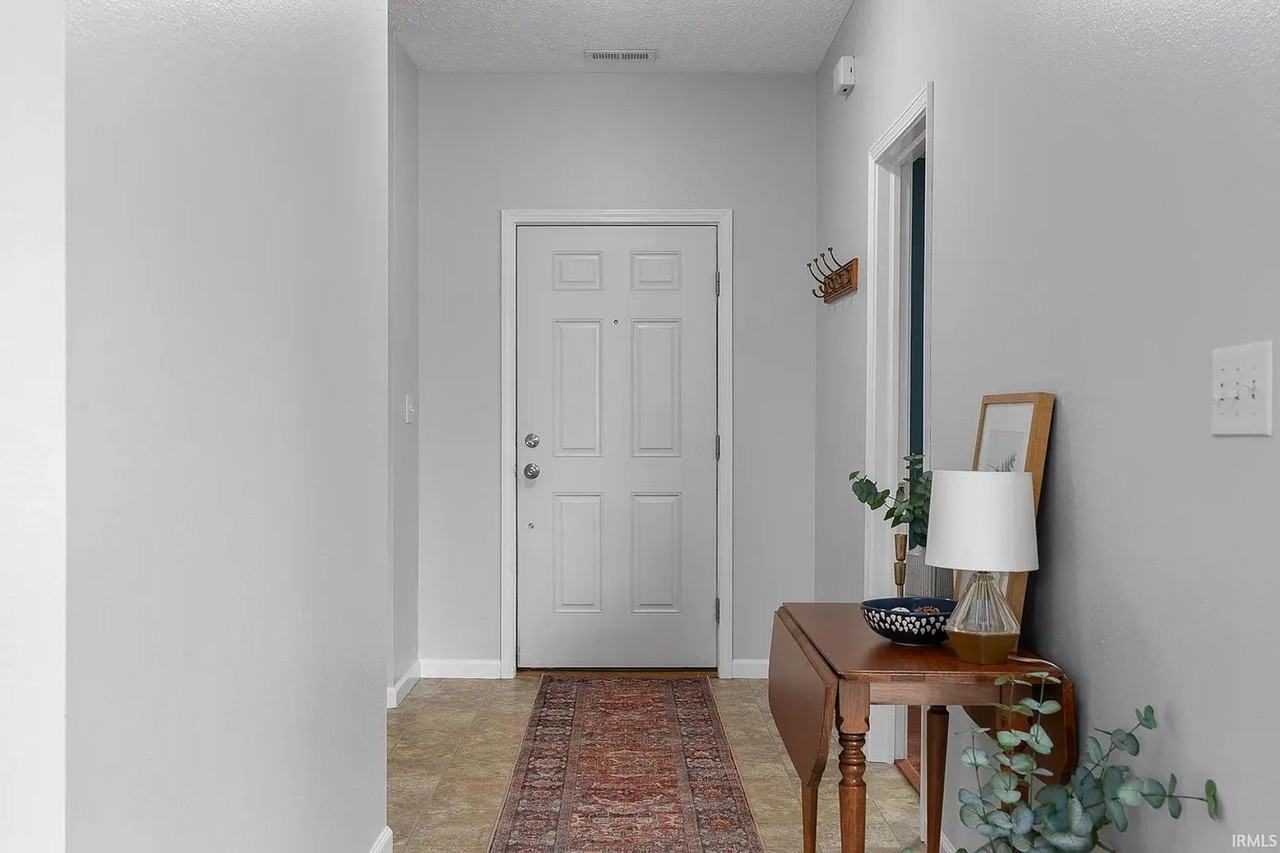 4570 Matthew St - Photo 5 of 31