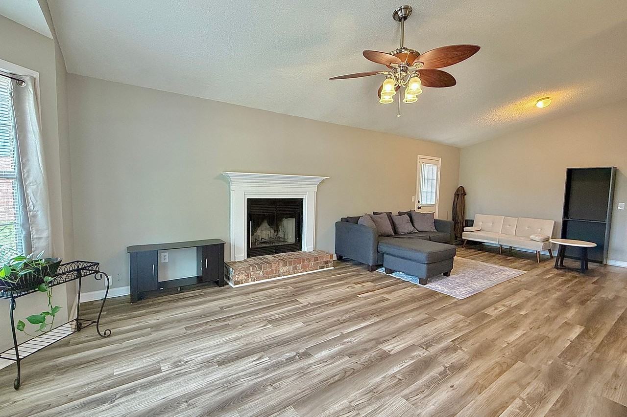1233 Riyadh Rd - Photo 2 of 34