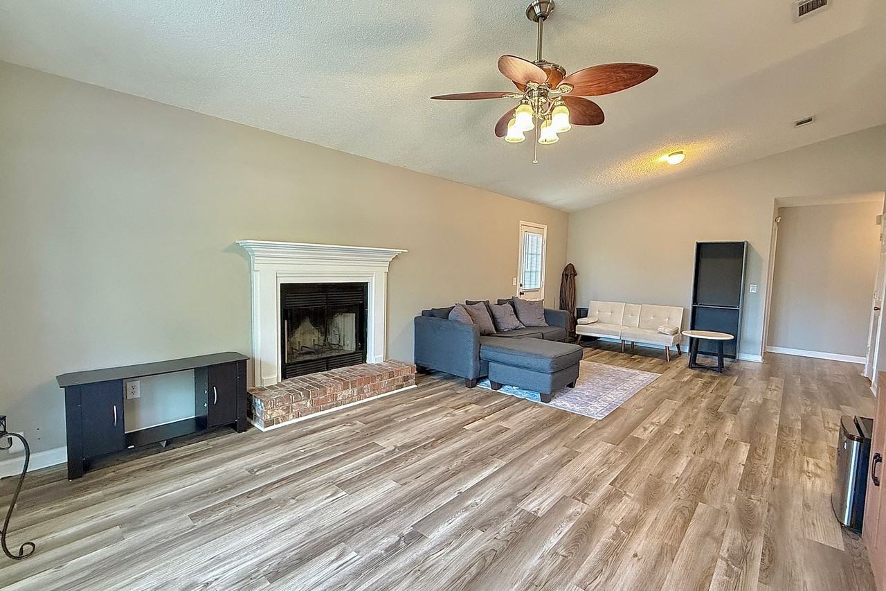 1233 Riyadh Rd - Photo 3 of 34