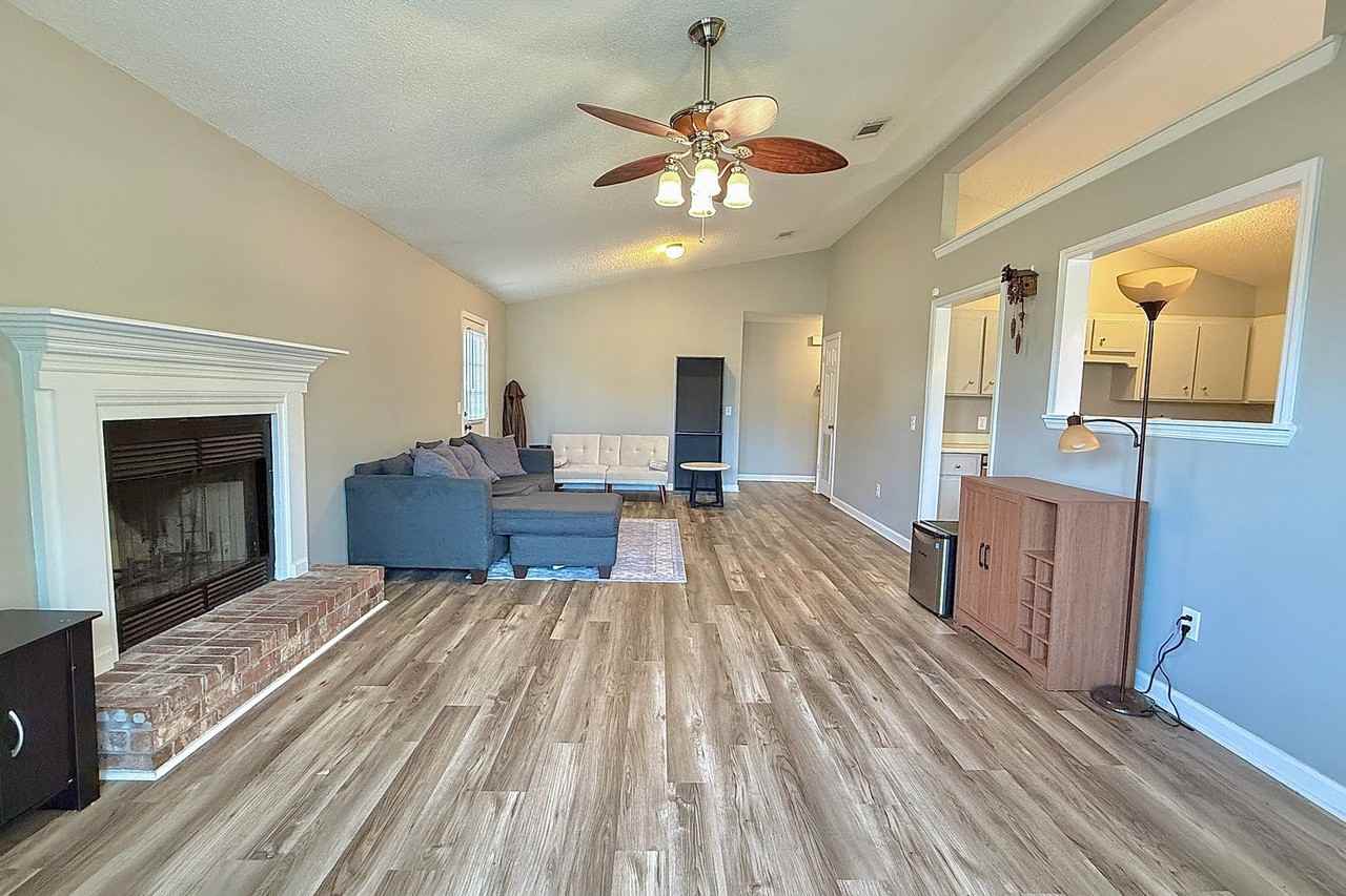 1233 Riyadh Rd - Photo 4 of 34