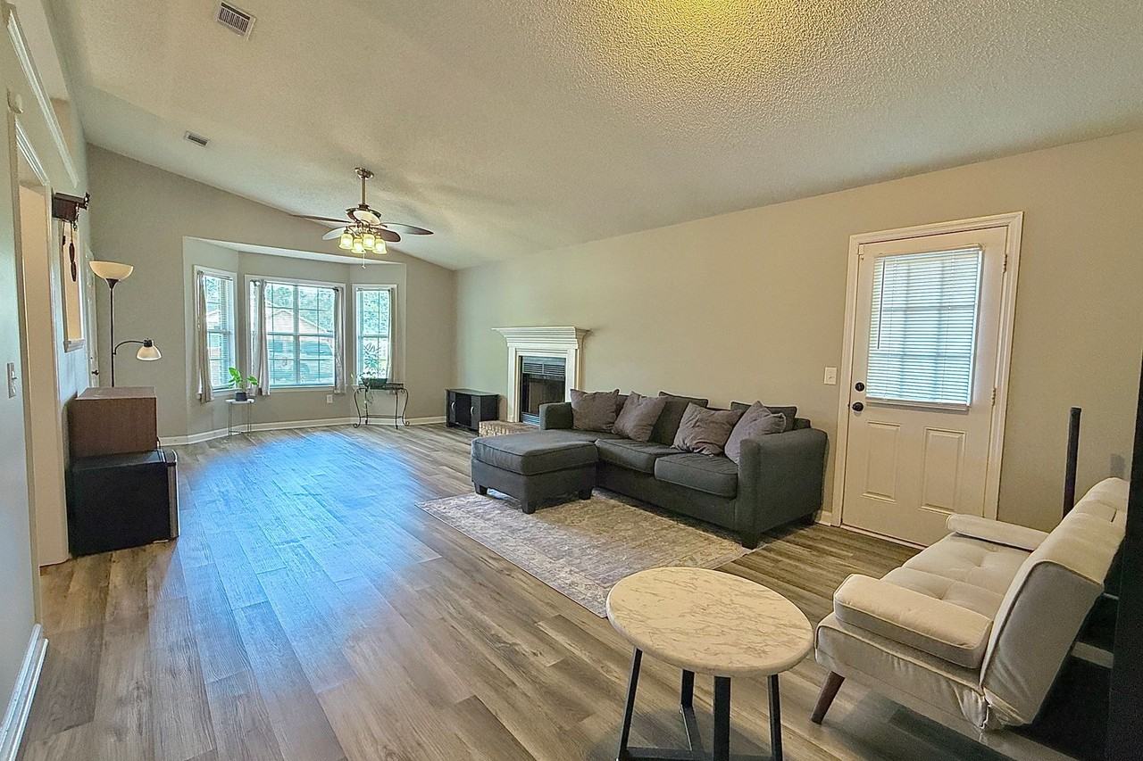 1233 Riyadh Rd - Photo 5 of 34