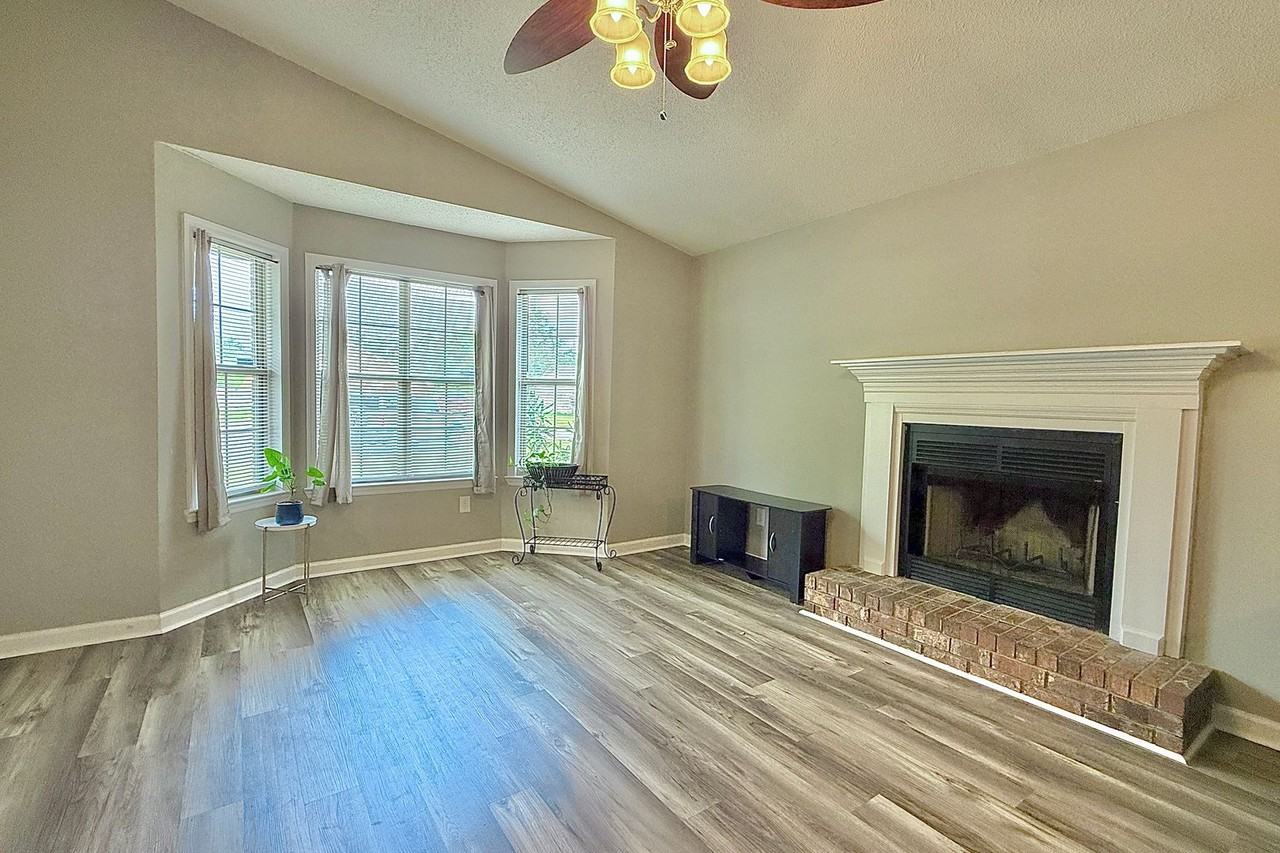 1233 Riyadh Rd - Photo 6 of 34