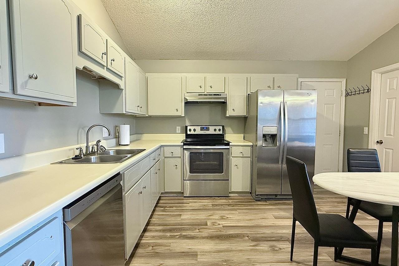 1233 Riyadh Rd - Photo 7 of 34