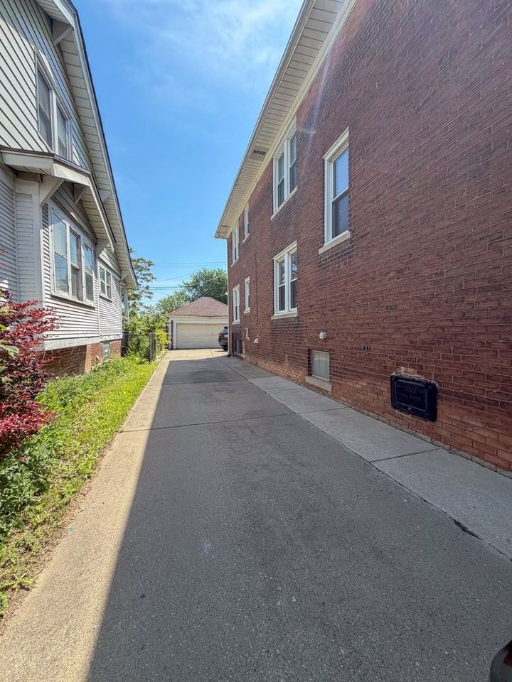 9392 Woodside St - Photo 5 of 23