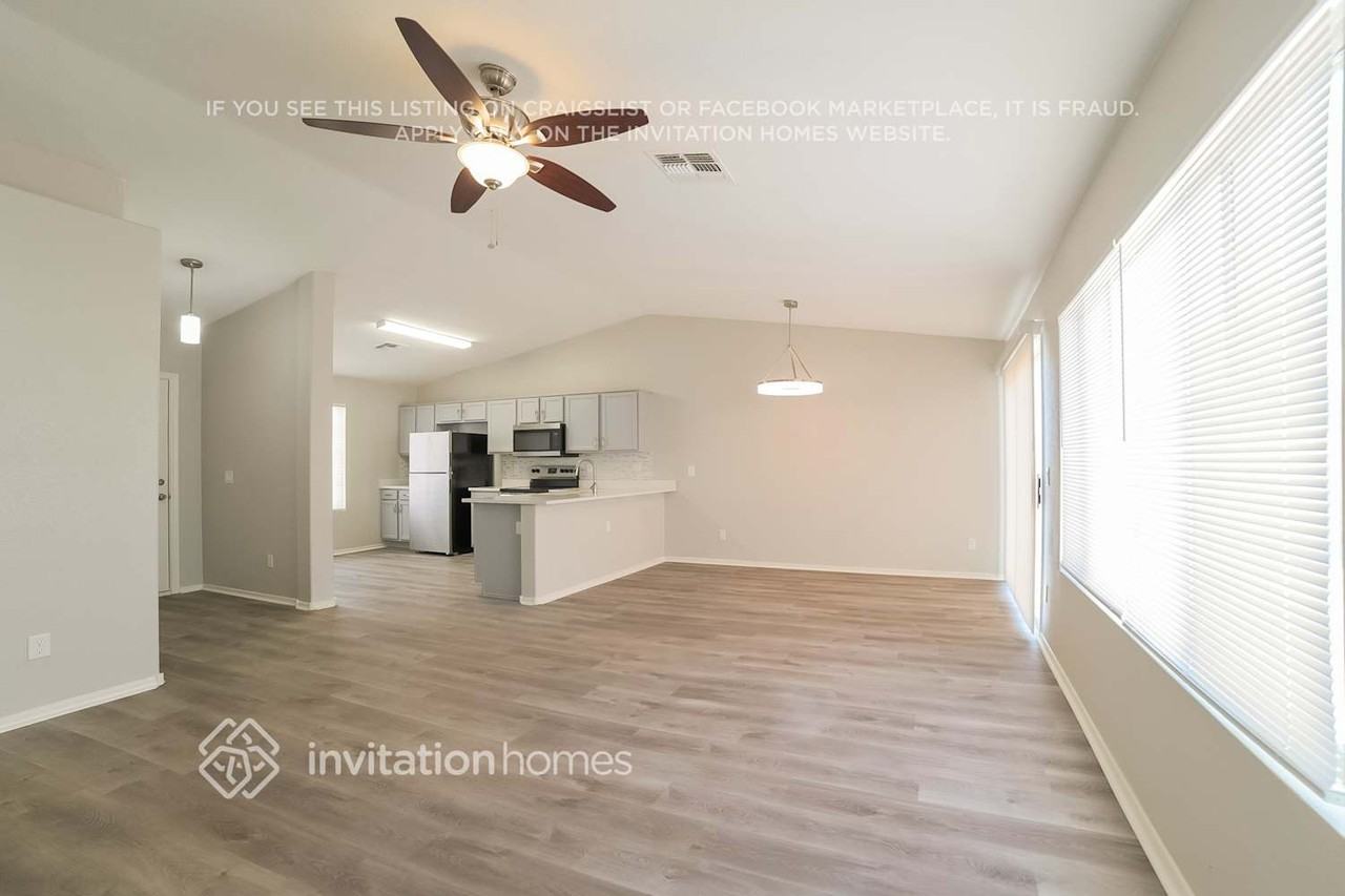 802 E Roberts Ave - Photo 2 of 14