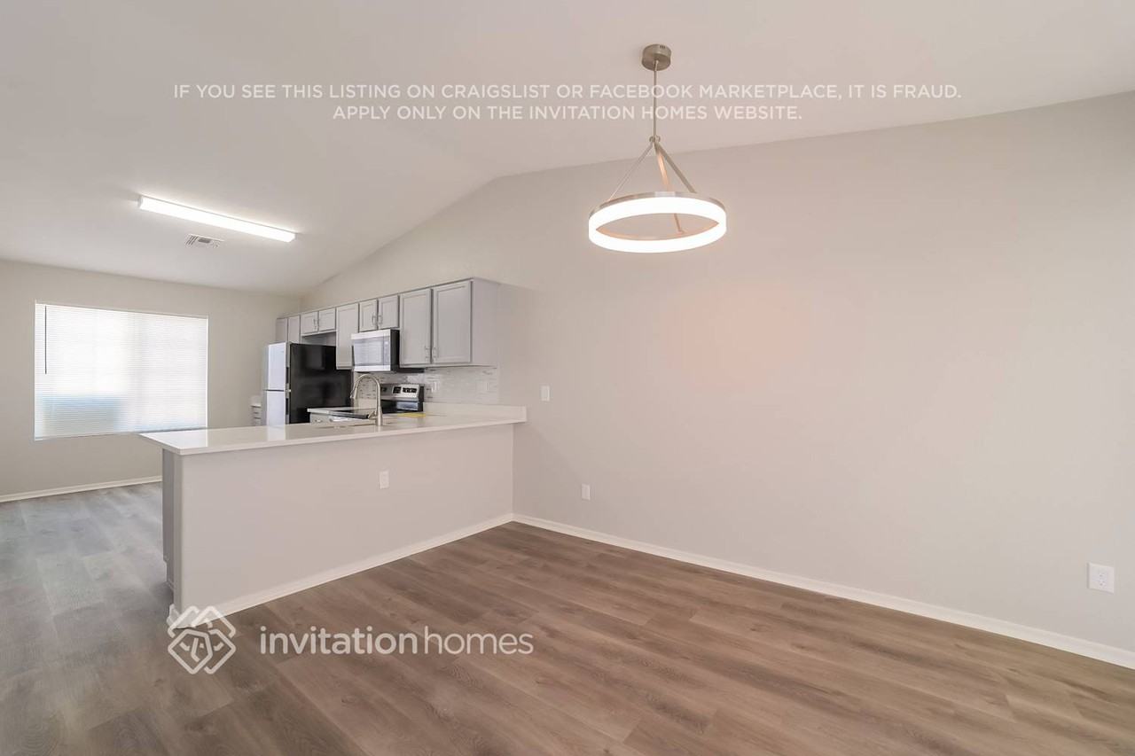 802 E Roberts Ave - Photo 3 of 14