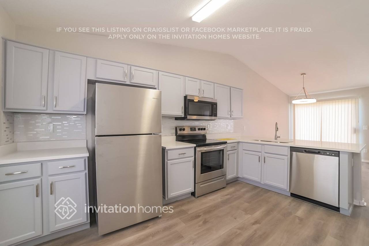 802 E Roberts Ave - Photo 4 of 14
