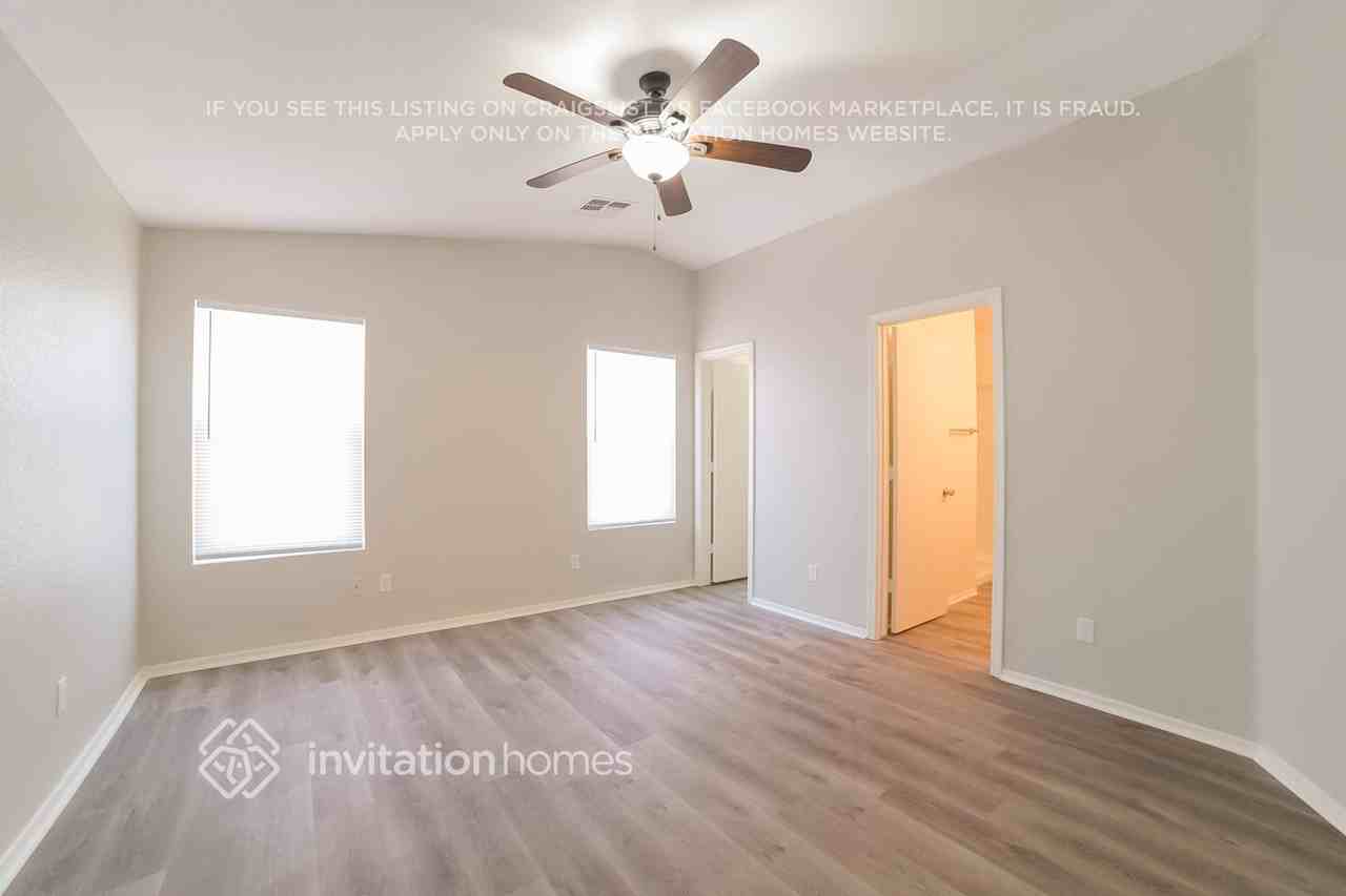 802 E Roberts Ave - Photo 5 of 14