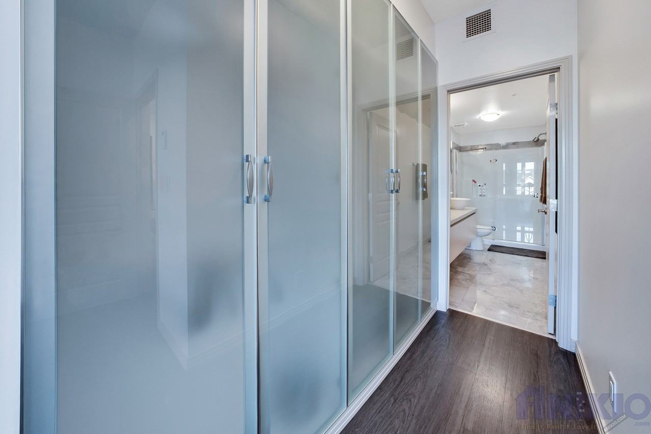 223 Evergreen Sq - Photo 4 of 16