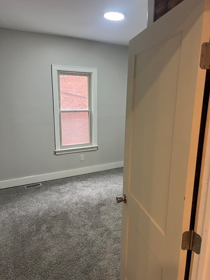 4345 W Euclid St - Photo 5 of 8