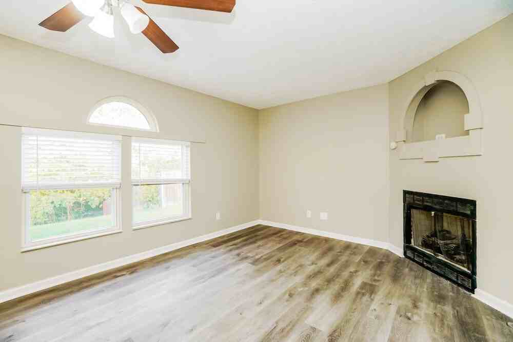 1667 Eastbrook Dr N - Photo 6 of 18