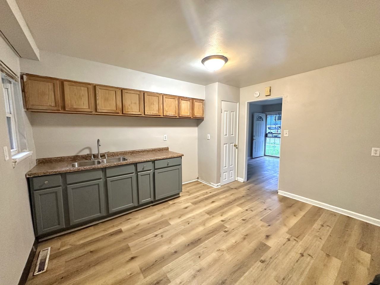 816 E 35th Ct #1 - Photo 3 of 8