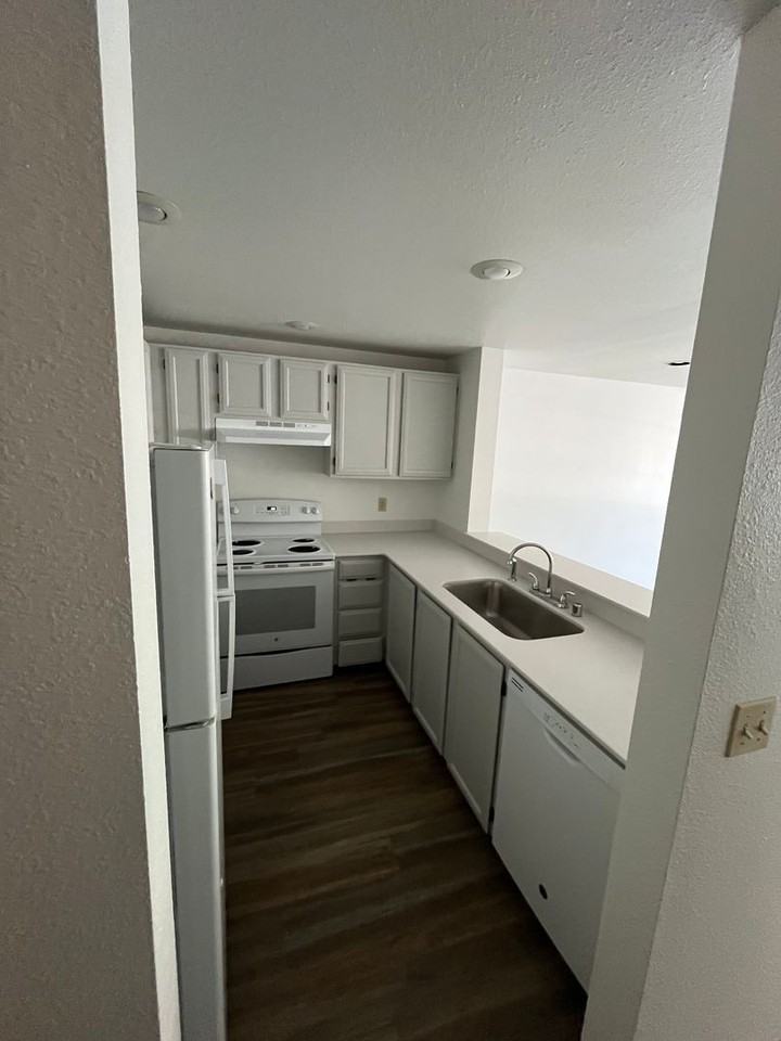 WINCHESTER APTS. - Photo 4 of 28