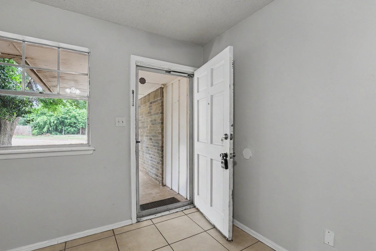 1301 Amhurst Ave #1 - Photo 4 of 31