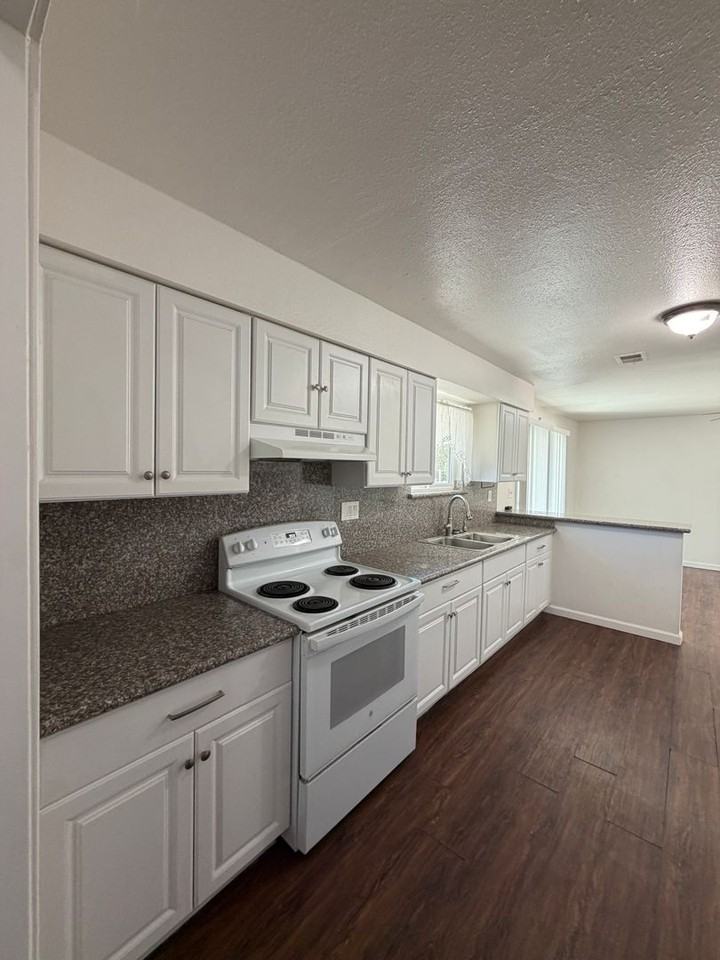 7676 Hemlock Ave - Photo 4 of 23