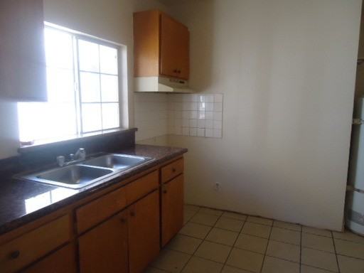 914 W 41st St - Photo 3 of 6