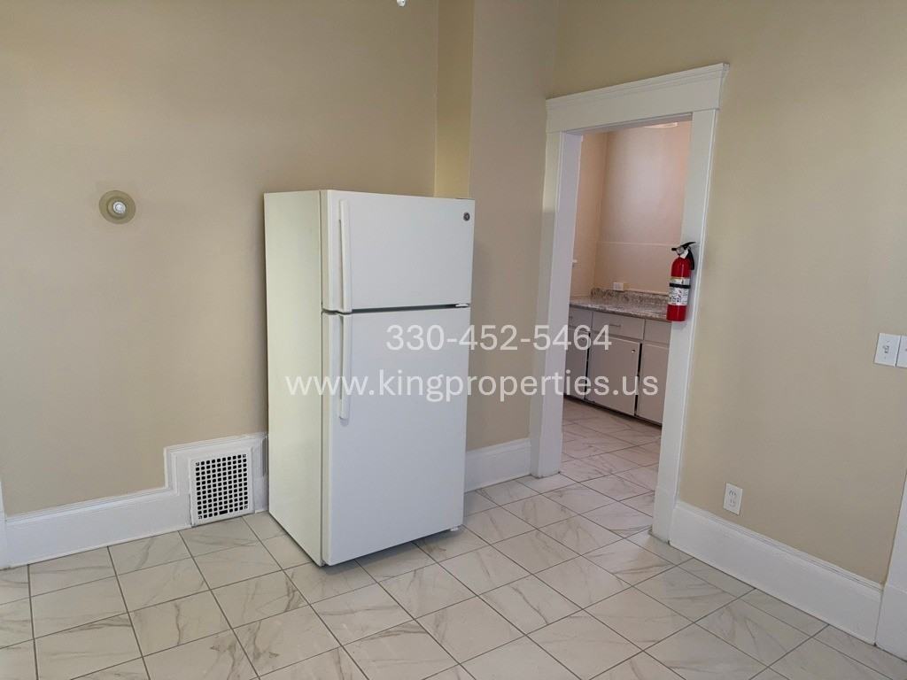 418 Lincoln Ave Nw #1 - Photo 4 of 7