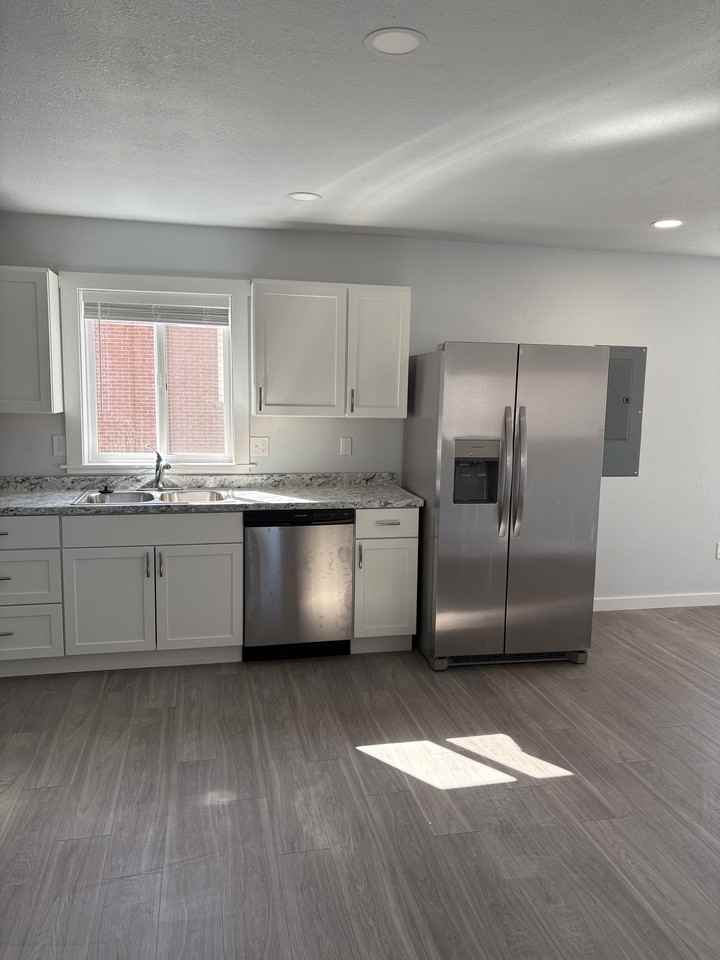 421 E Glendale St #1 - Photo 3 of 25