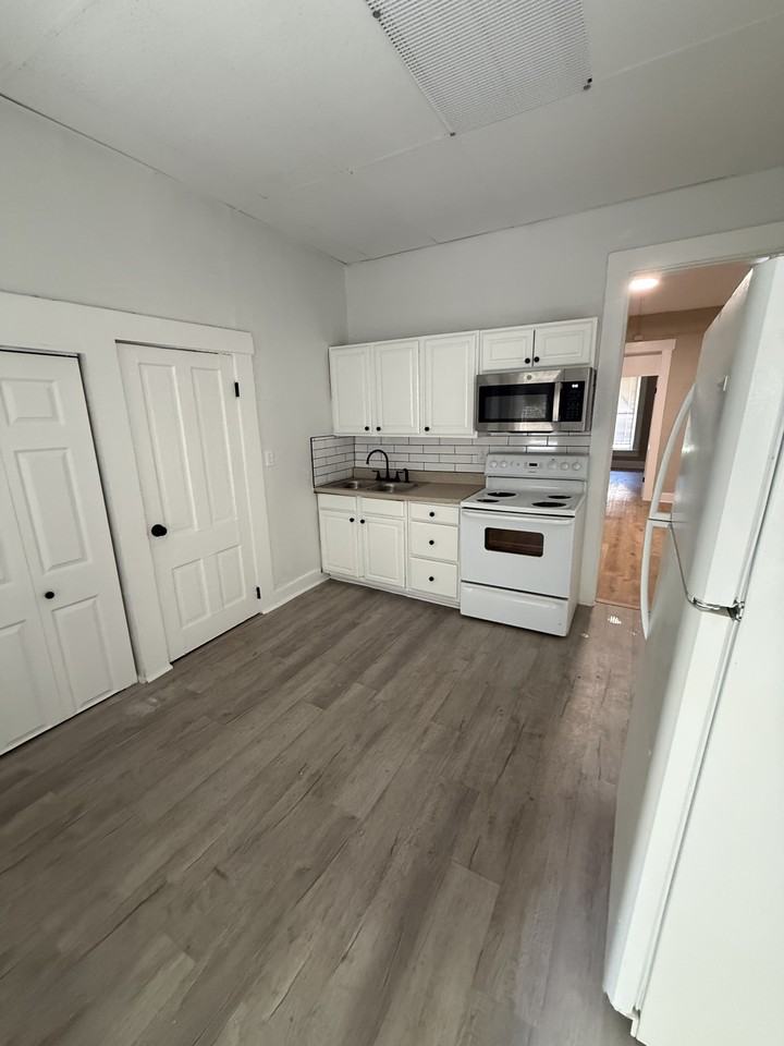 830 Oak St #830 - Photo 4 of 10