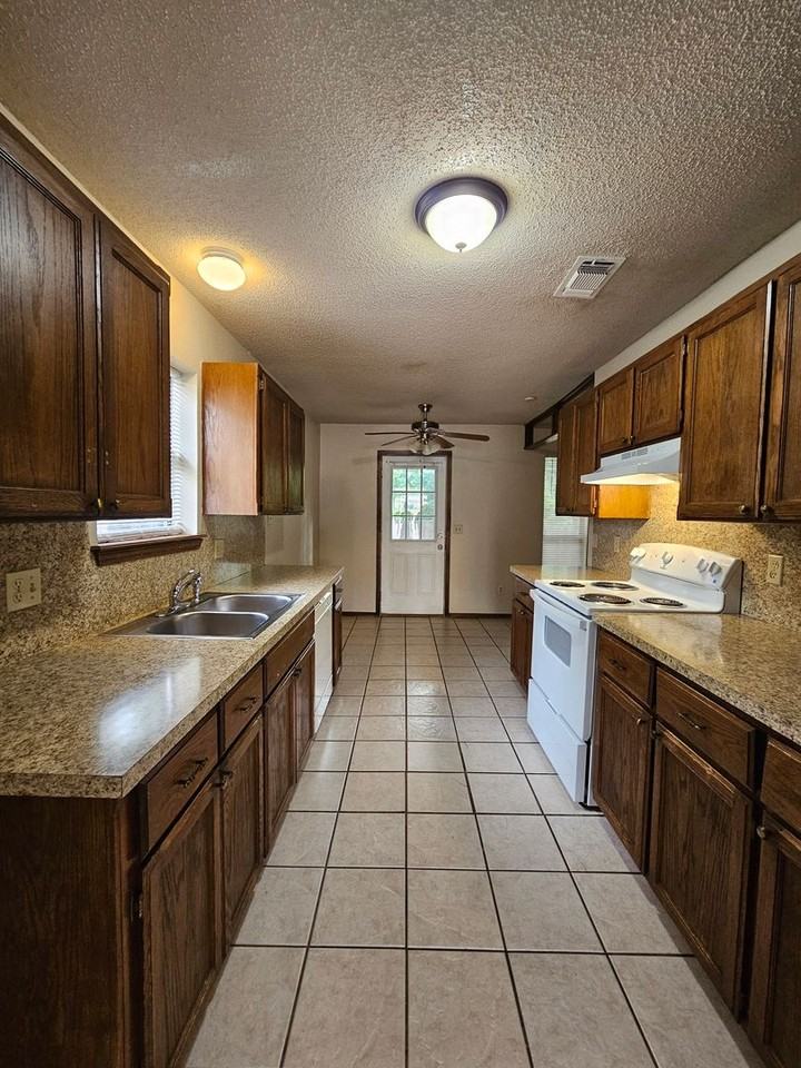 3413 Pathway Cir - Photo 4 of 16
