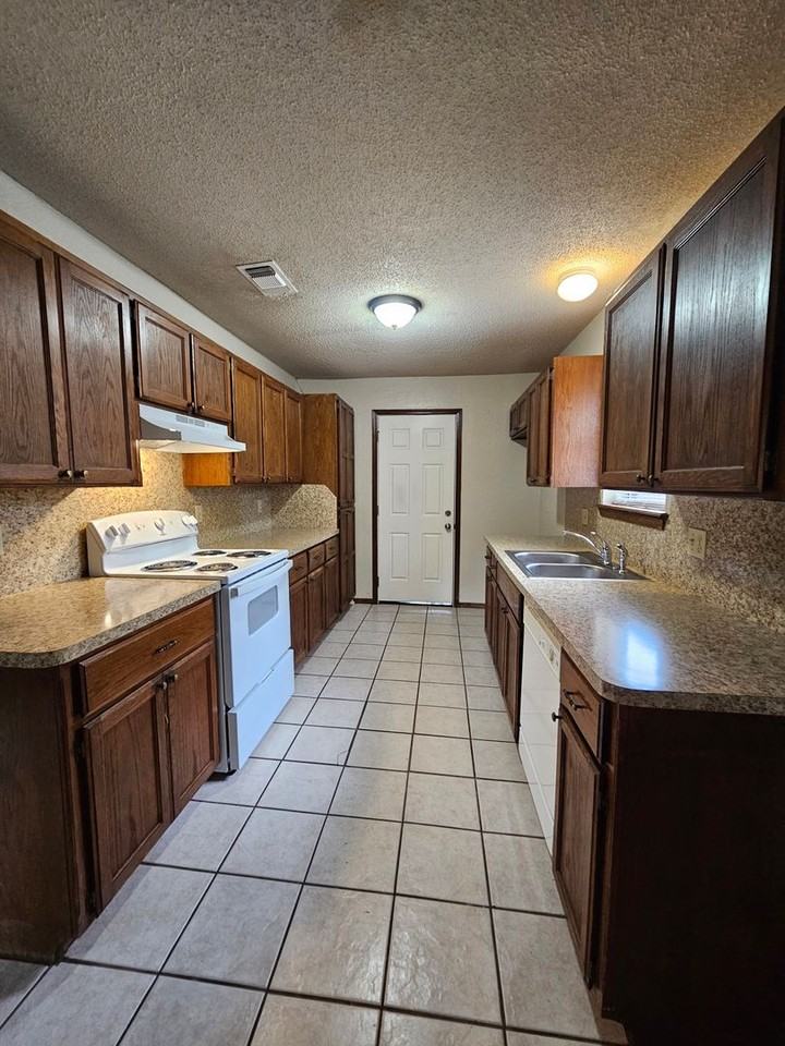 3413 Pathway Cir - Photo 5 of 16