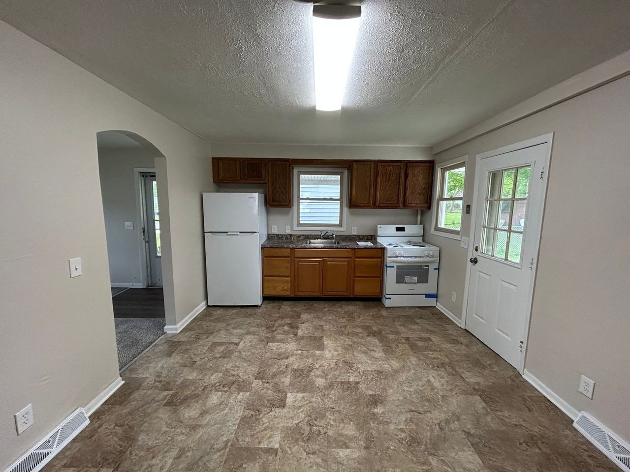 2056 Mckinley Ave - Photo 4 of 12