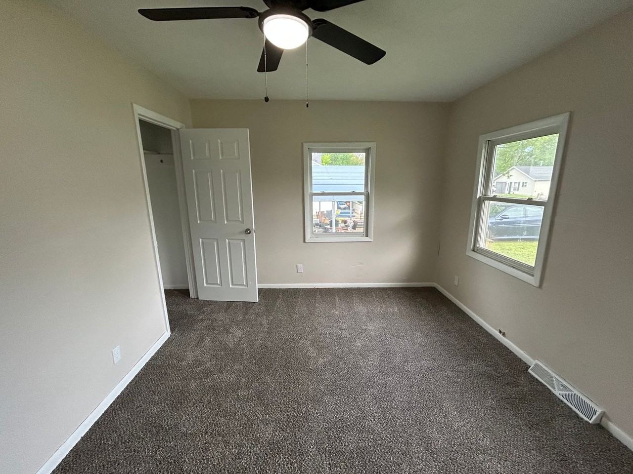 2056 Mckinley Ave - Photo 6 of 12