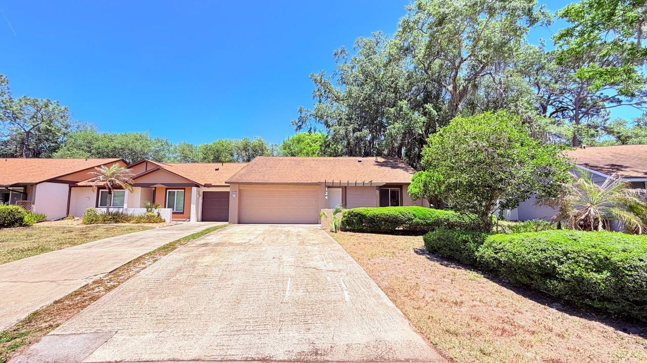 124 Clear Lake Cir - Photo 2 of 32