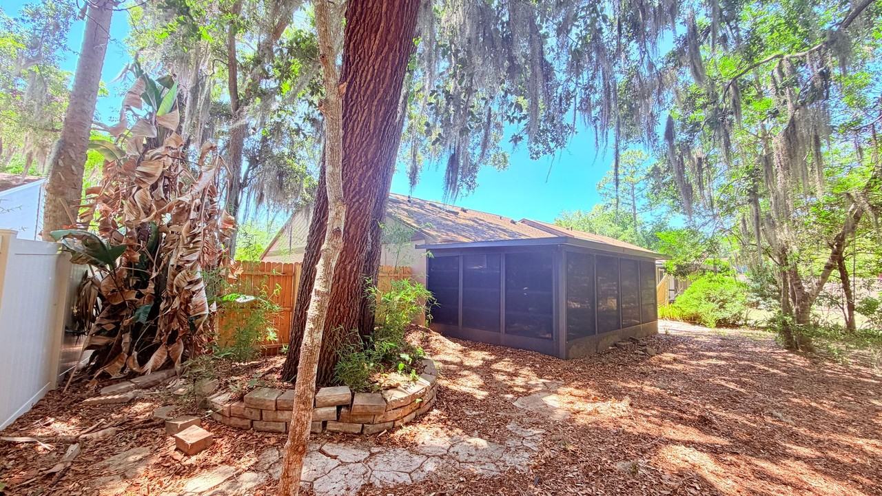 124 Clear Lake Cir - Photo 4 of 32