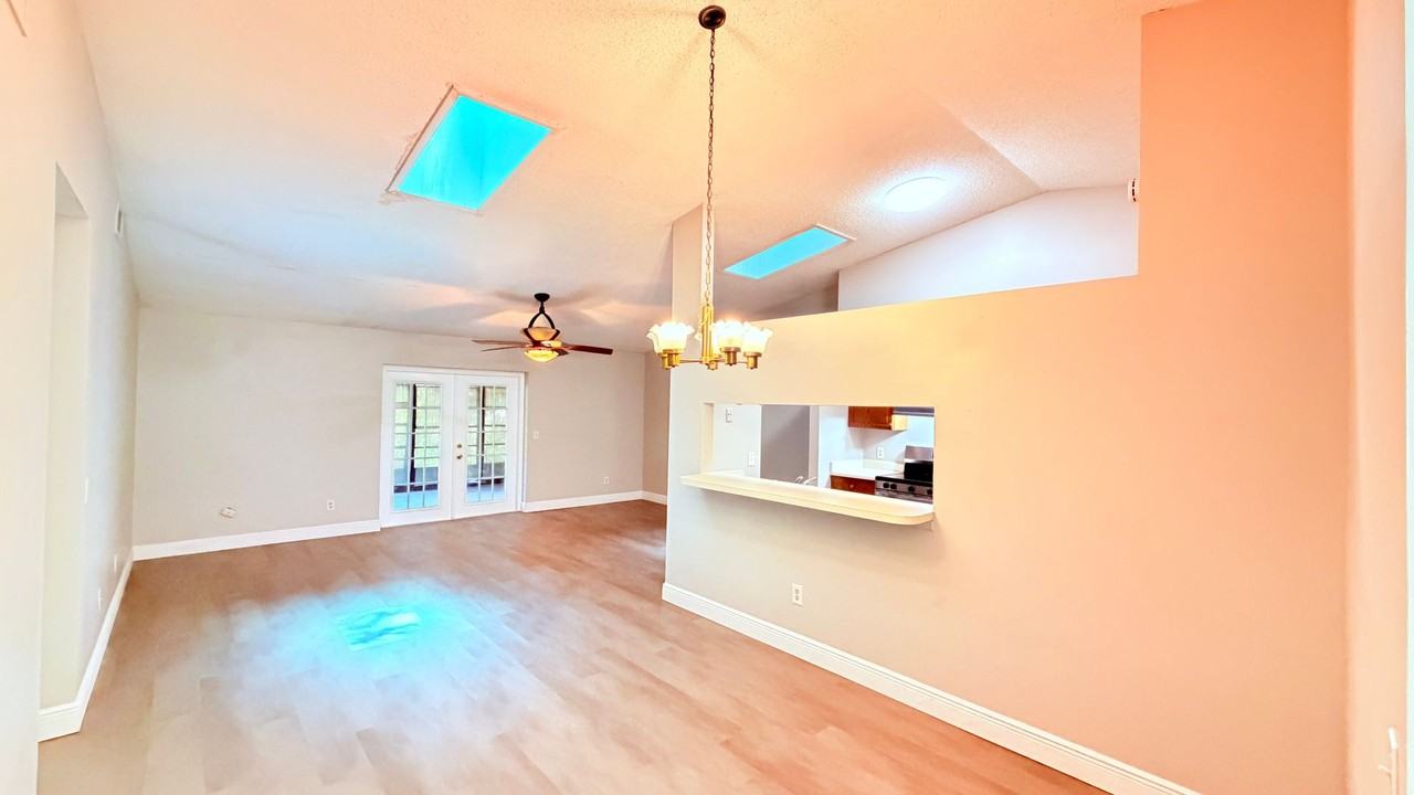 124 Clear Lake Cir - Photo 5 of 32
