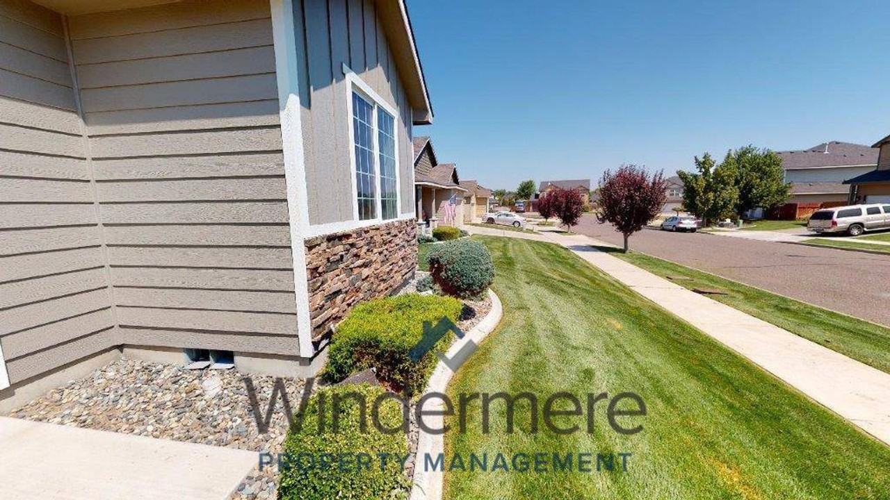 2106 S Quillan St - Photo 3 of 17