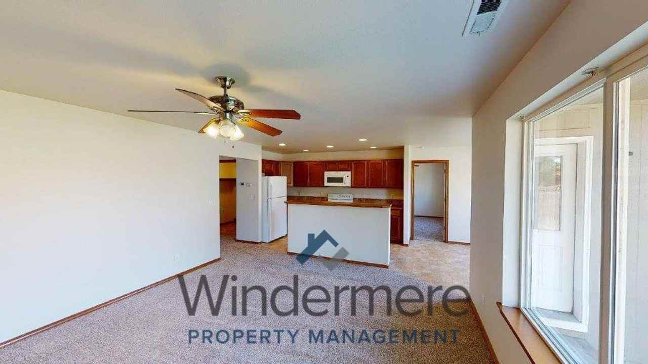 2106 S Quillan St - Photo 4 of 17