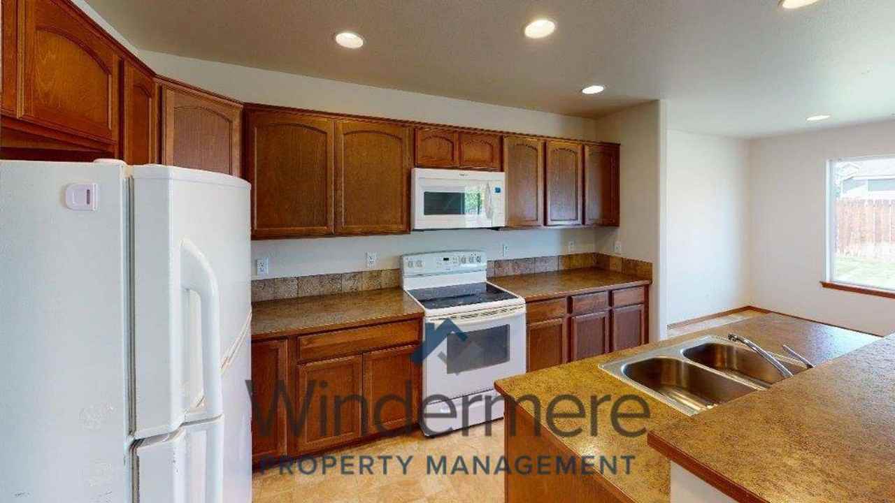 2106 S Quillan St - Photo 5 of 17