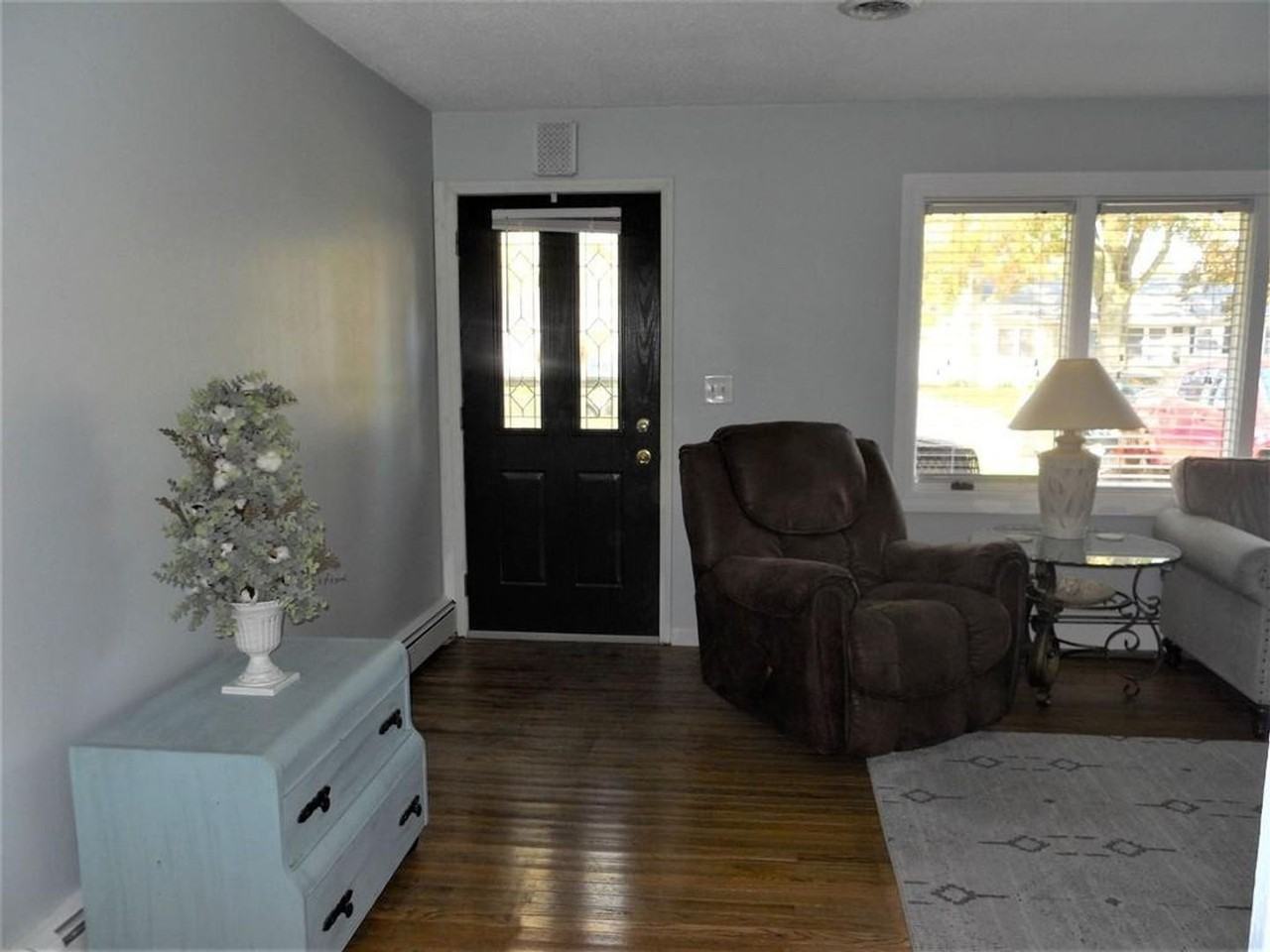 617 Holly Ln - Photo 5 of 15
