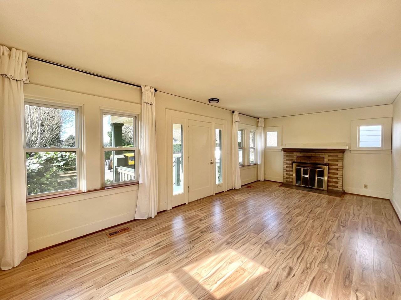 5222 35th Ave Ne - Photo 4 of 28