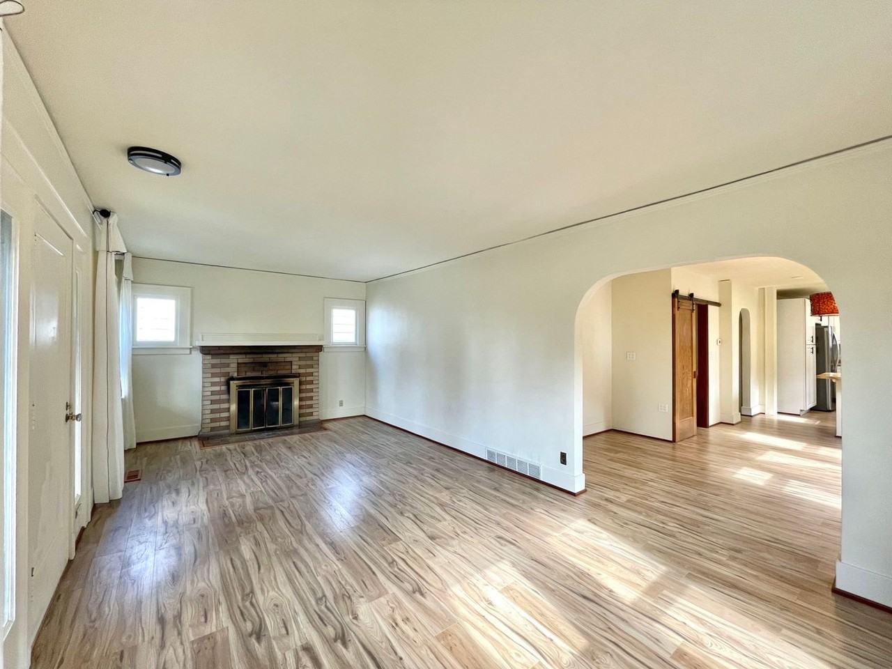 5222 35th Ave Ne - Photo 5 of 28