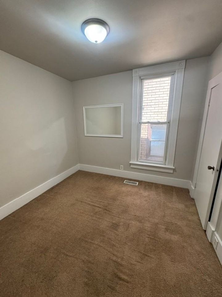 2514 S Wayne Ave - Photo 4 of 7