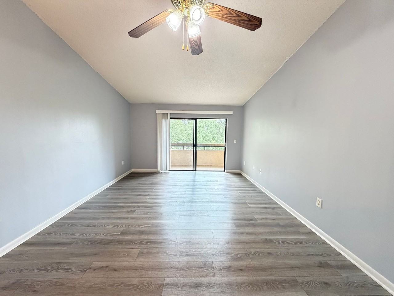 5239 Vineland Rd - Photo 4 of 21
