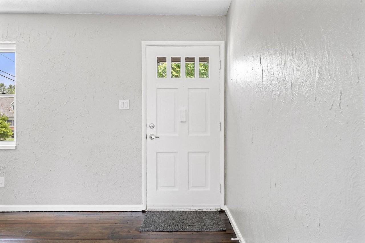 110 S Bromfield Rd - Photo 2 of 34