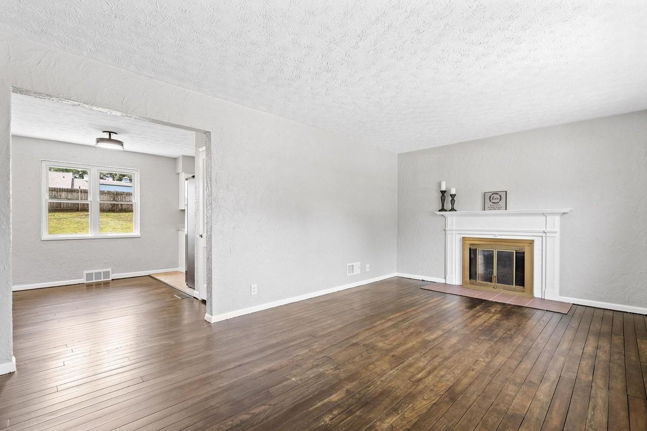 110 S Bromfield Rd - Photo 3 of 34