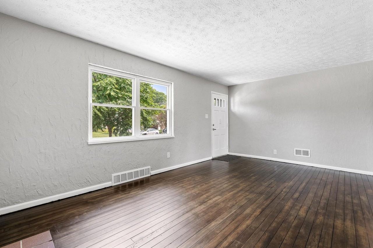 110 S Bromfield Rd - Photo 5 of 34