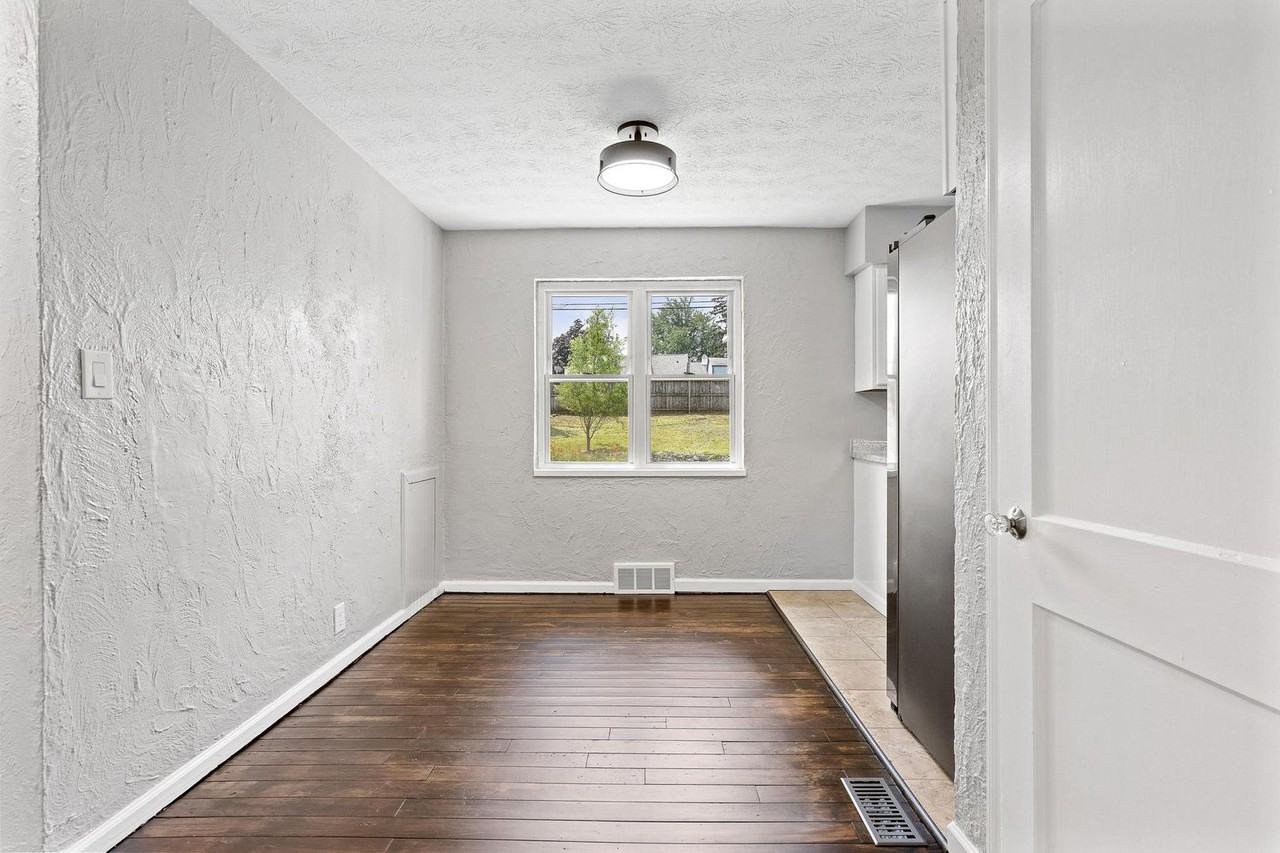 110 S Bromfield Rd - Photo 7 of 34