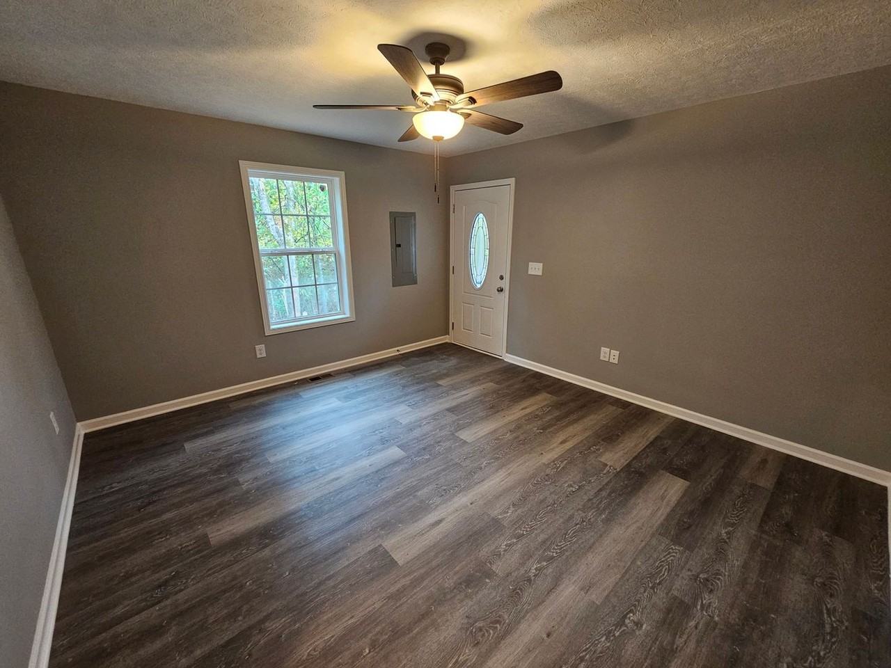 211 Sims Ln - Photo 3 of 13