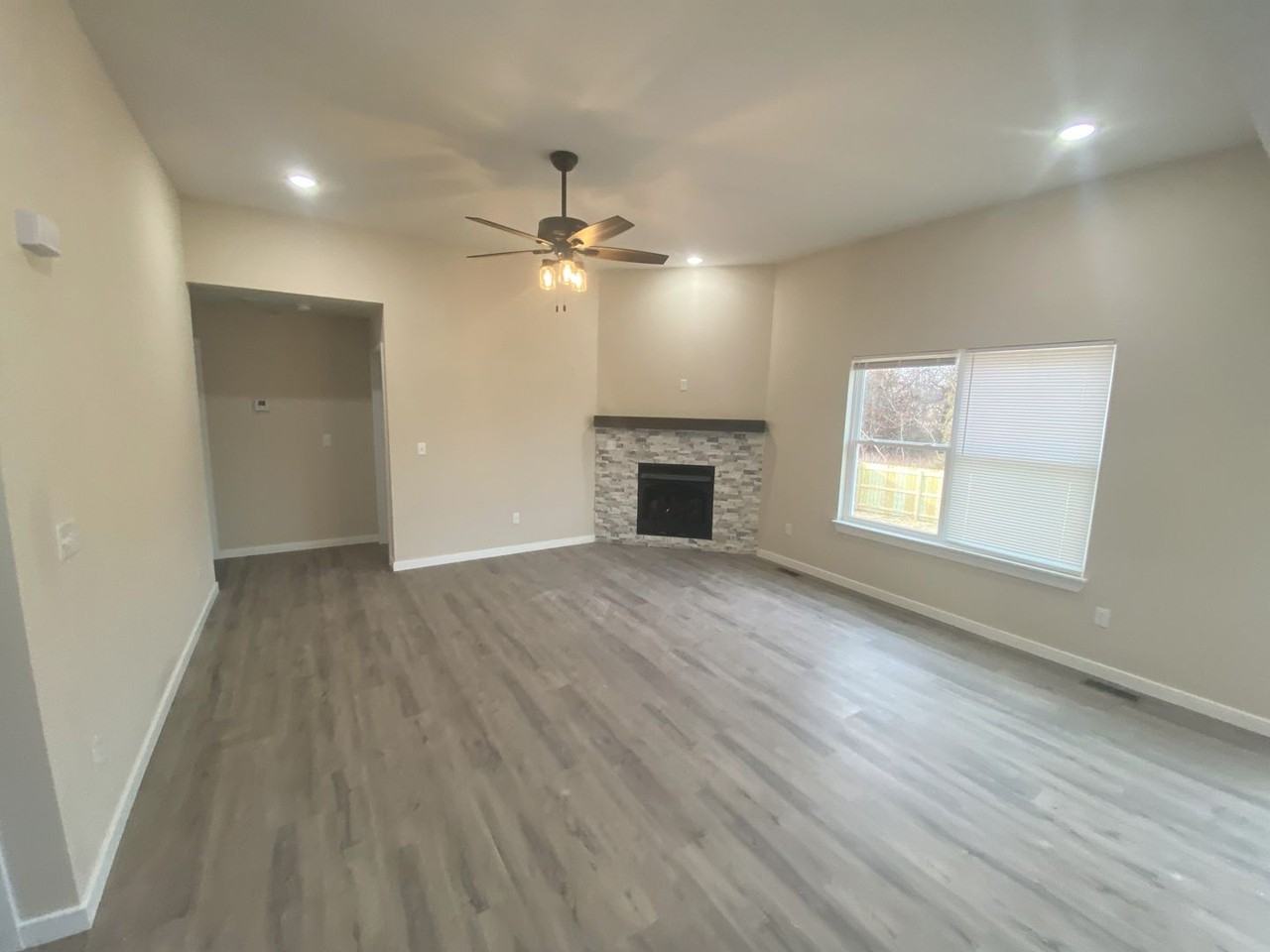 433 E Logan St - Photo 2 of 10