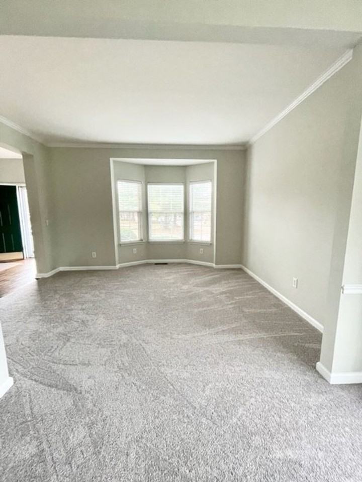 1424 Clairmonte Cir - Photo 3 of 17