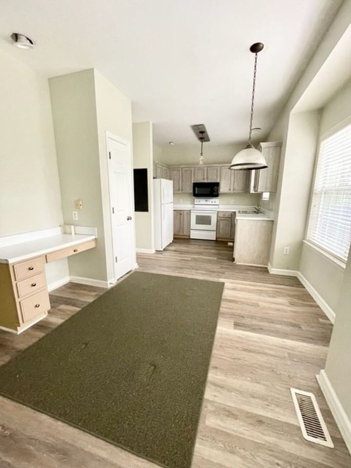 1424 Clairmonte Cir - Photo 6 of 17